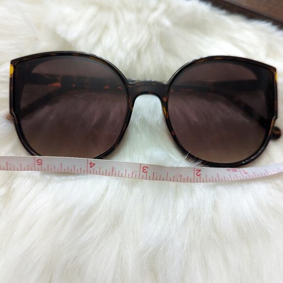 Large Tortoiseshell  Frame Cat Eye Sunglasses - Picture 5 of 7